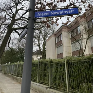 Ein Straßenschild, auf dem „Alexei Nawalnystr." steht, vor dem geschlossenen russischen Generalkonsulat liegt auf einmal an der „Alexei Nawalnystraße“.