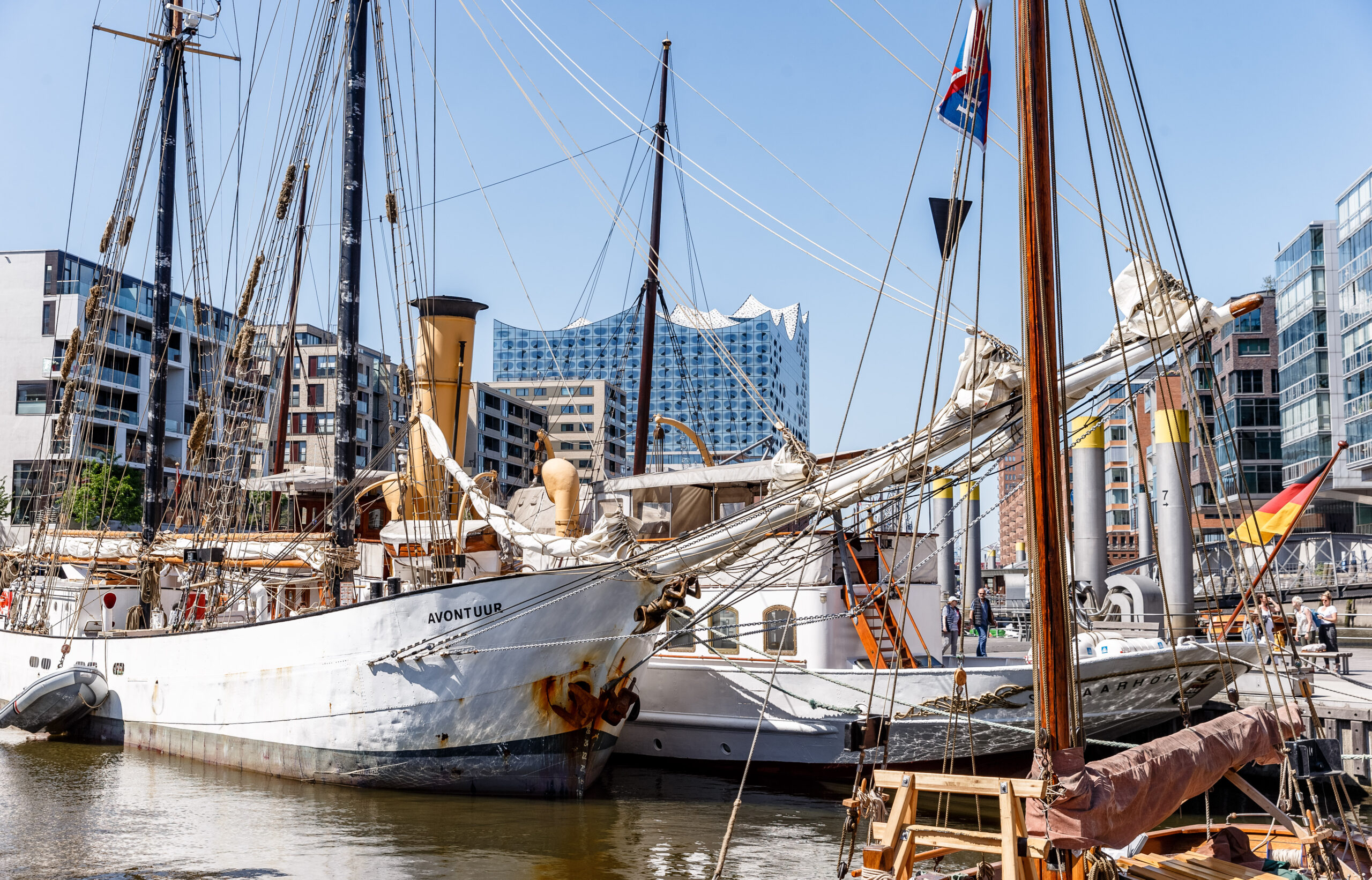 Traditionsschiffe liegen in der HafenCity im Sandtorhafen.