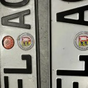 Diese Kennzeichen mit gefälschten Plaketten überführten den Mann.