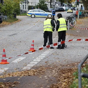 Polizisten sichern Spuren nach einem tödlichen Unfall an der Kreuzung Lehmweg/Hegestraße
