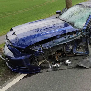 Die Mustang-Fahrerin sowie ihr Kind wurden schwer verletzt.