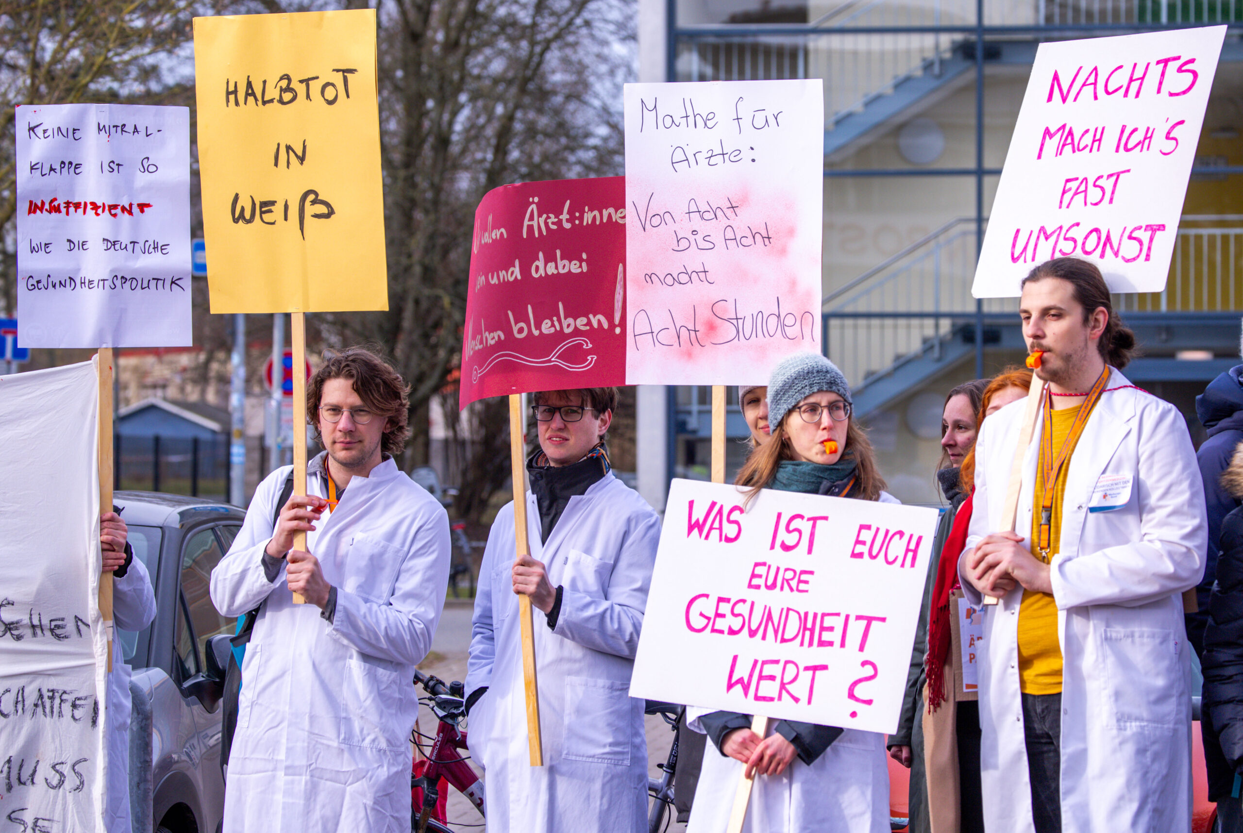 Rostock im Januar 2024: Ärzte der Universitätsmedizin Rostock fordern bei einem Warnstreik 12,5 Prozent mehr Lohn sowie Verbesserungen der Arbeitsbedingungen.