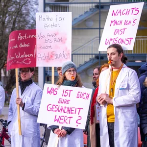 Rostock im Januar 2024: Ärzte der Universitätsmedizin Rostock fordern bei einem Warnstreik 12,5 Prozent mehr Lohn sowie Verbesserungen der Arbeitsbedingungen.