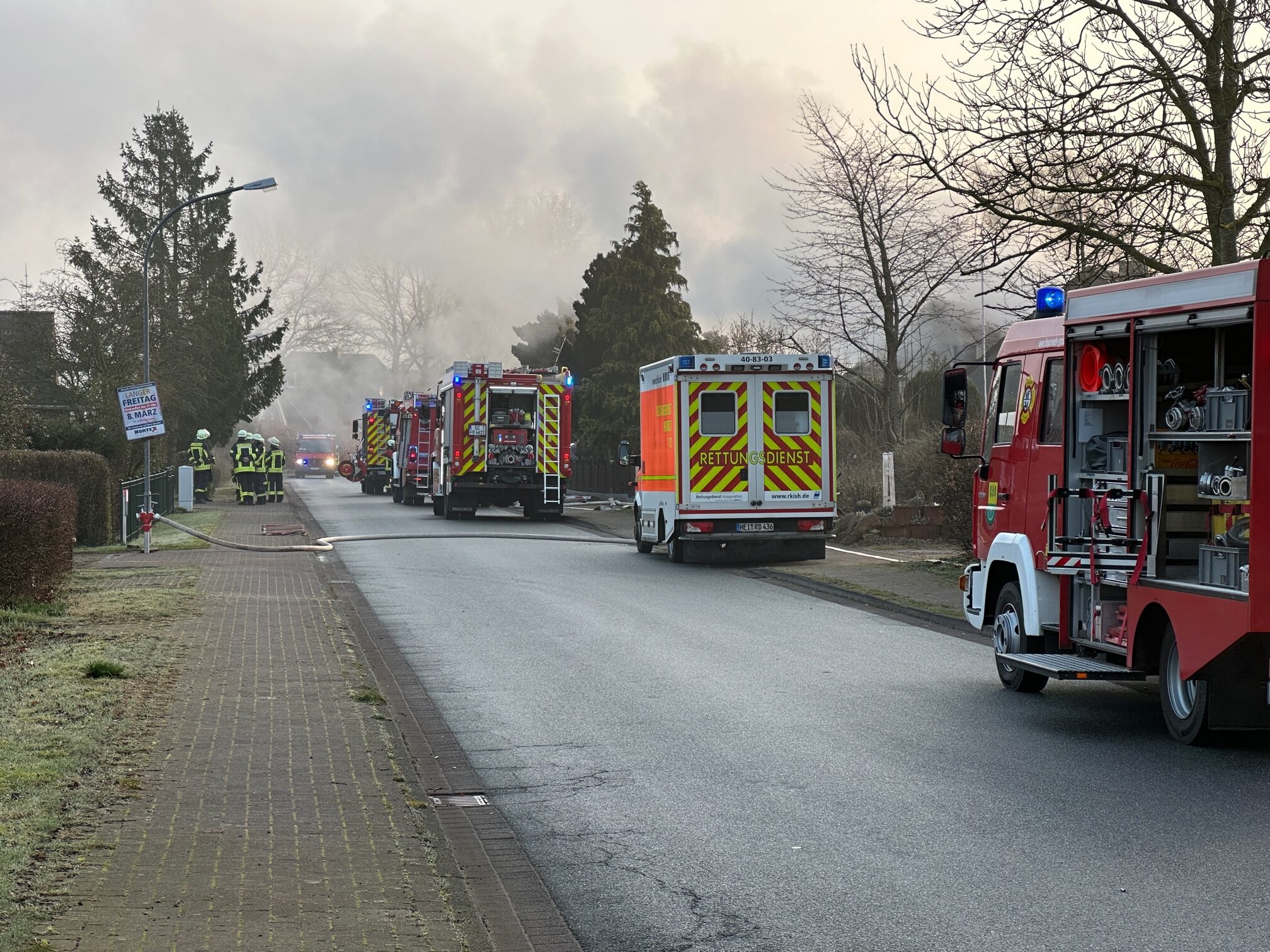 Mehrere Einsatzfahrzeuge der Feuerwehr stehen an der Straße in Groß Kumemrfeld (Kreis Segeberg).