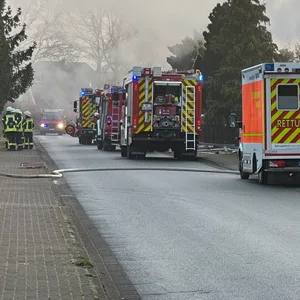 Mehrere Einsatzfahrzeuge der Feuerwehr stehen an der Straße in Groß Kumemrfeld (Kreis Segeberg).