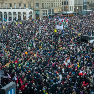 Bei der ersten Ant-AfD-Demo kamen in Hamburg deutlich mehr als 150.000 Menschen.