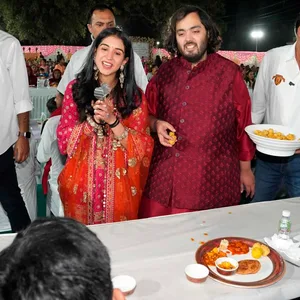 Bräutigam Anant Ambani und die Braut Radhika Merchant im Gespräch mit Gästen