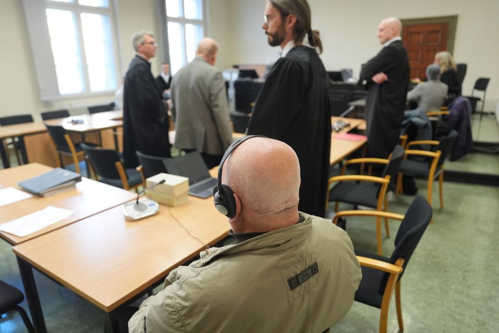 Hamburg: Zwei der drei Angeklagten (vorne und 2.v.l) sitzen zu Beginn des Prozesses wegen versuchter Bandenhehlerei im Sitzungssaal im Strafjustizgebäude.