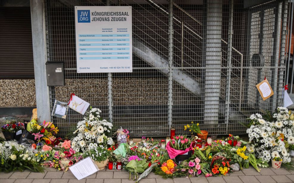 Blumen und Kerzen waren nach dem Amoklauf vor dem Eingangsbereich eines Gemeindehauses der Zeugen Jehovas zu sehen.