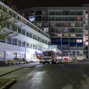 Ein Einsatzfahrzeug der Feuerwehr steht nach dem Großeinsatz der Polizei vor dem Luisenkrankenhaus.