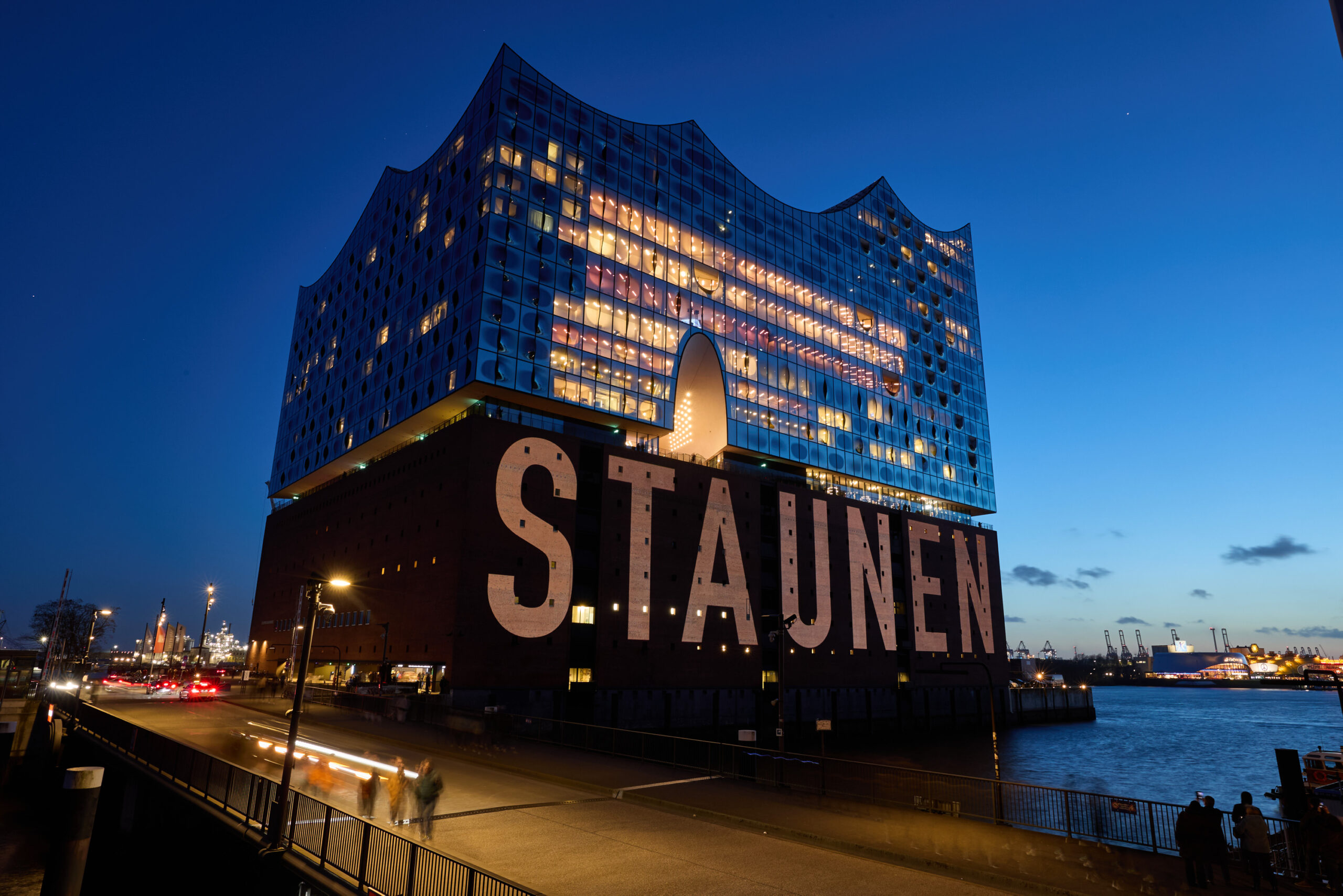 Das Wort „Staunen“ wird beim „Reflektor-Festival“ an die Nordseite der Elbphilharmonie projiziert.