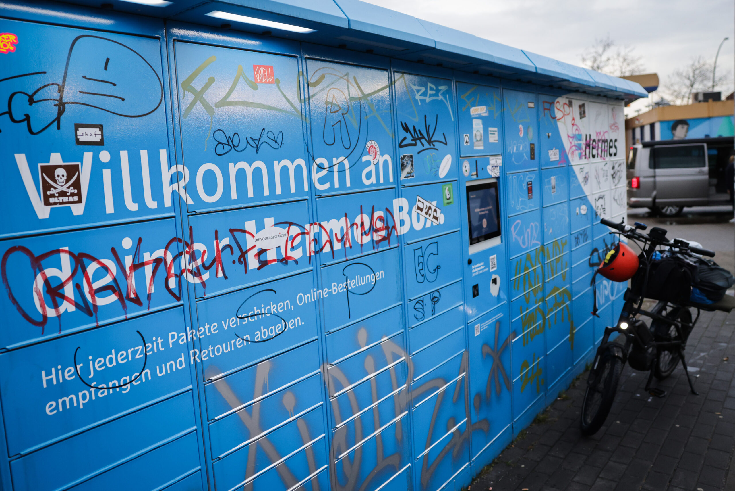 Ein Hermes-Paketautomat steht an einem Parkplatz auf St. Pauli.