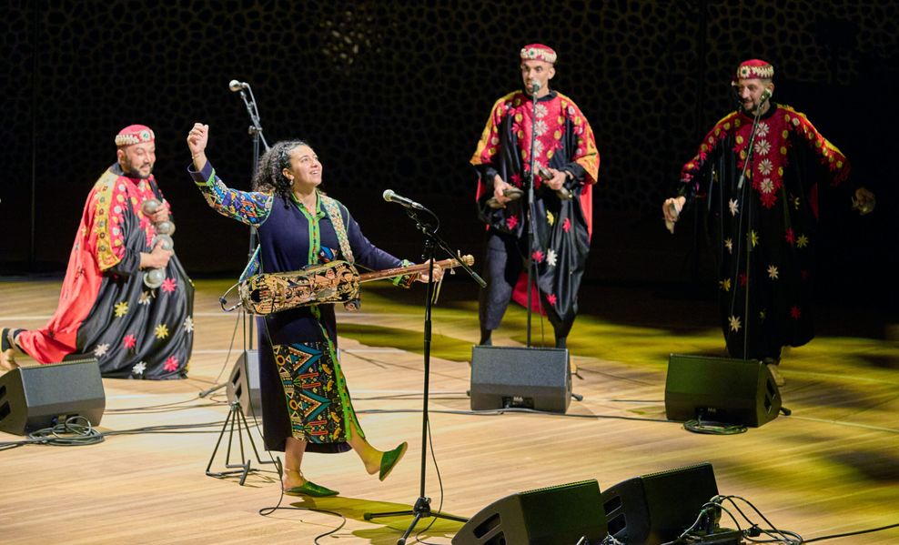 Auf der Bühne: Gnawa-Musikerin Hind Ennaira und Mitglieder der Gruppe Black Koyo 