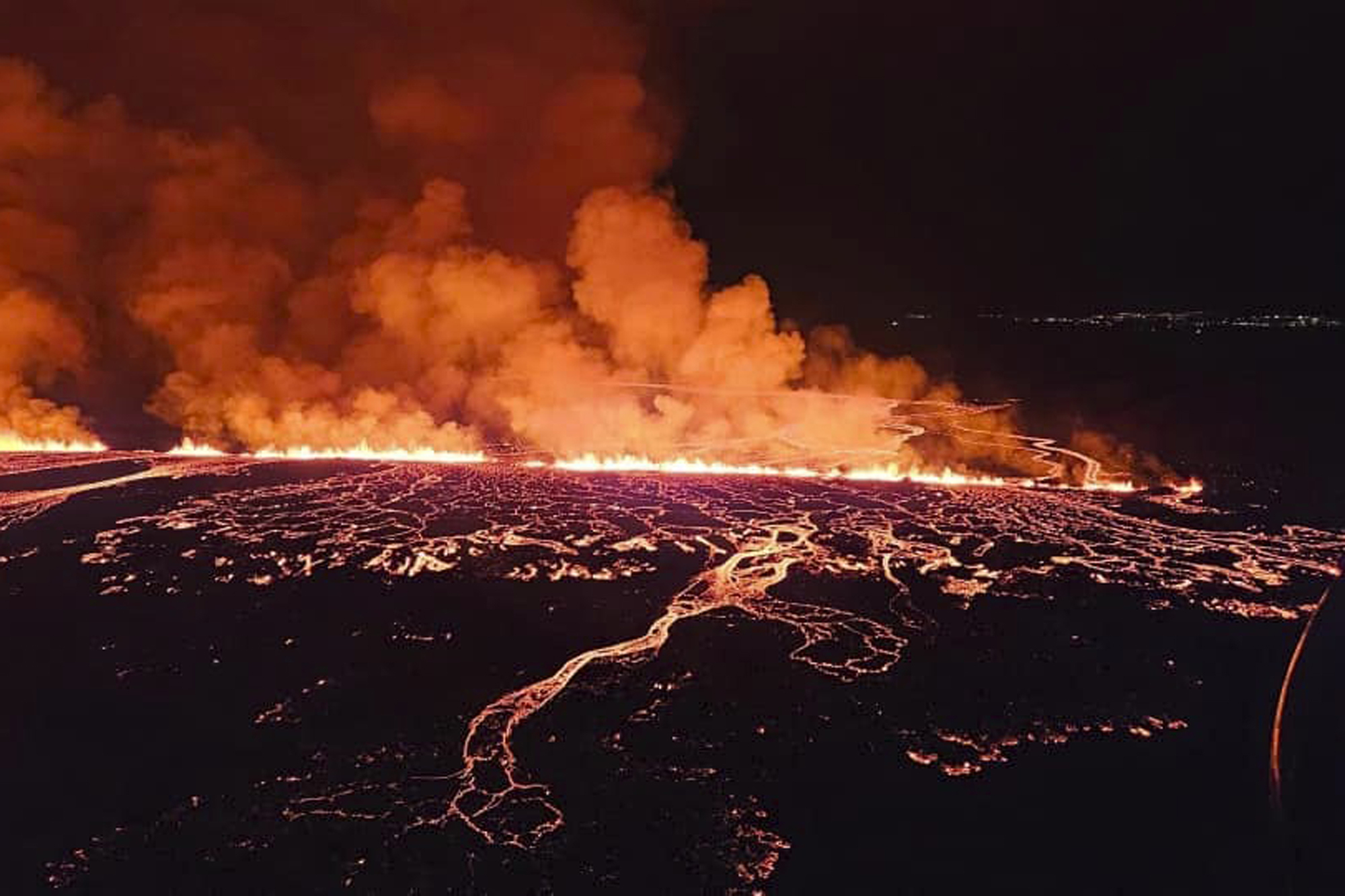 Dieses Bild zeigt den Ausbruch von Lava aus einem Vulkan zwischen Hagafell und Stóra-Skógfell