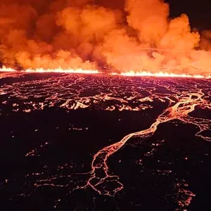 Dieses Bild zeigt den Ausbruch von Lava aus einem Vulkan zwischen Hagafell und Stóra-Skógfell