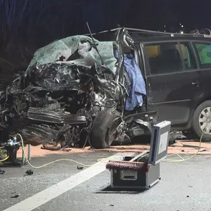 Der Unfallort: Ein schwarzer Wagen mit vollkommen zerstörter Front