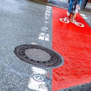 Links neben dem Radweg wurden neun Bodenleuchten eingebaut. Sie sollen vor Abbiegeunfällen schützen.