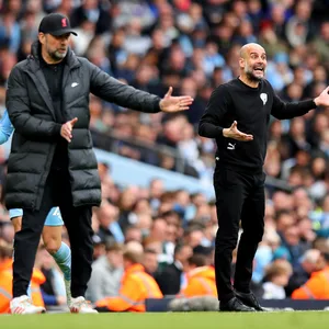 Jürgen Klopp und Pep Guardiola coachen