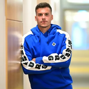 Laszlo Benes bei einem Fotoshooting des HSV