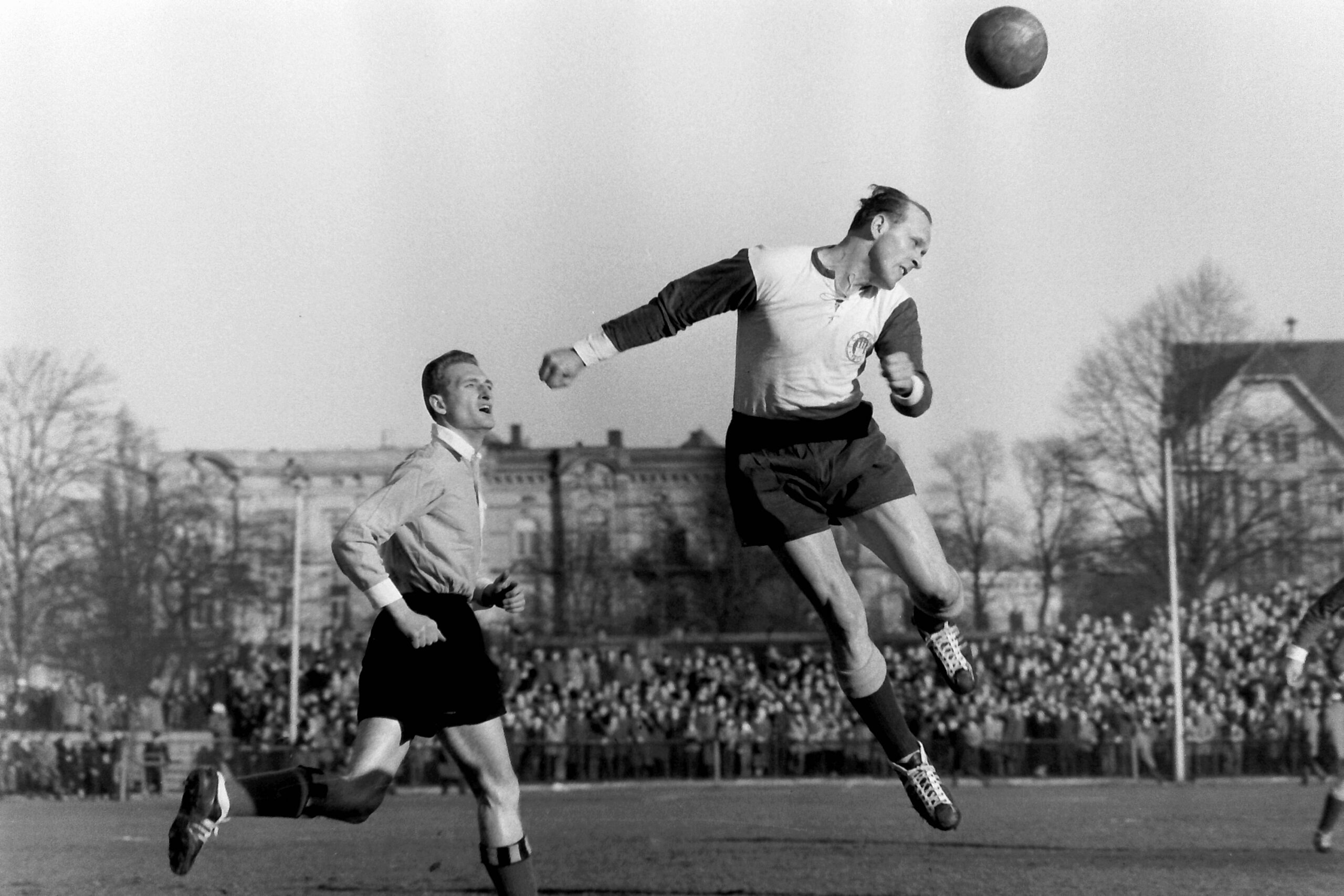 Jupp Famula köpft den Ball im Derby von 1959