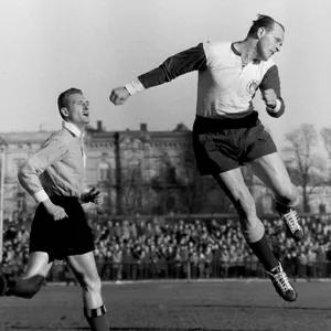 Jupp Famula köpft den Ball im Derby von 1959