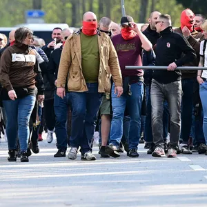 Fans des FC St. Pauli auf dem Weg zum Volksparkstadion