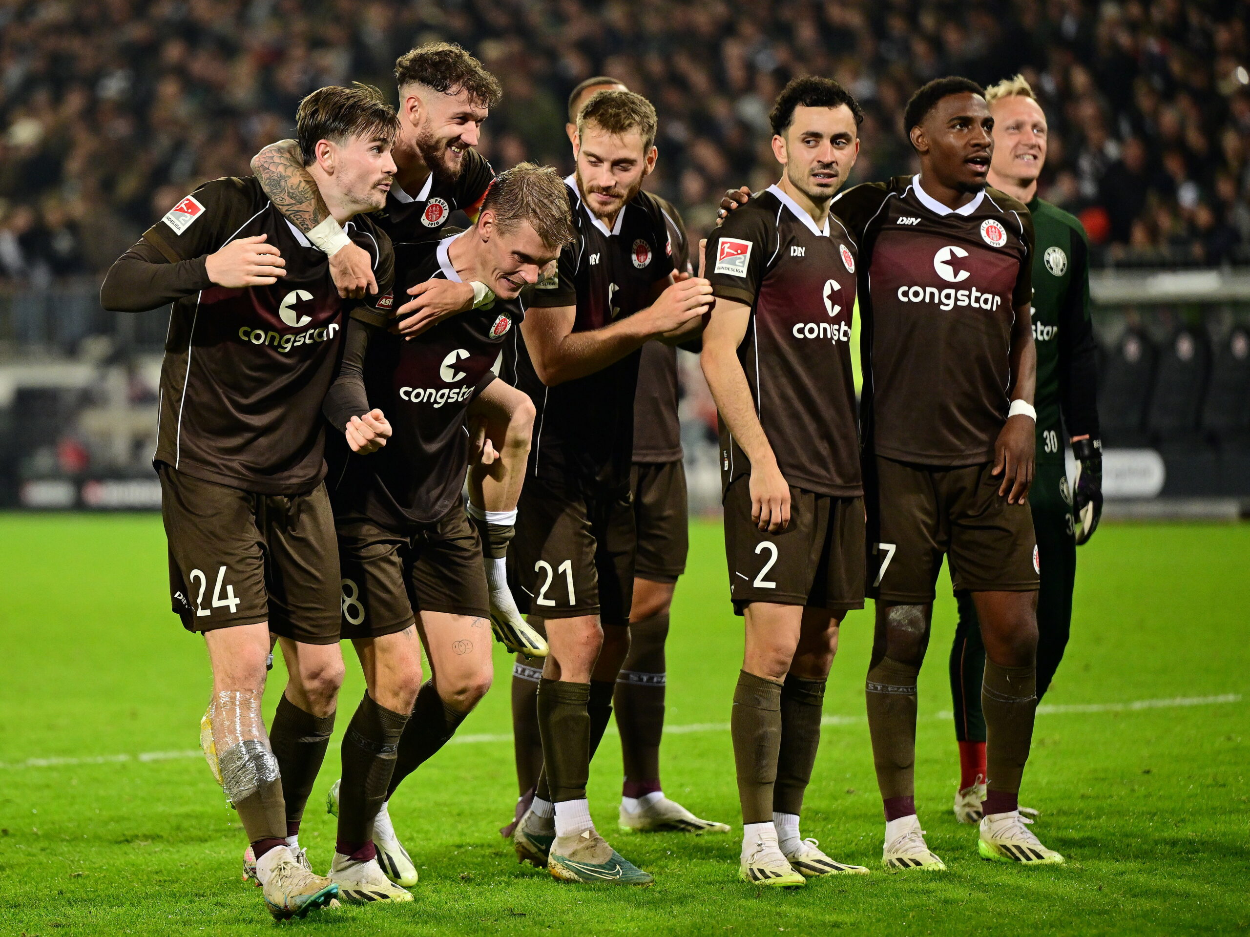 St. Paulis Profis feiern nach einem Sieg mit ihren Fans.