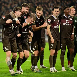 St. Paulis Profis feiern nach einem Sieg mit ihren Fans.