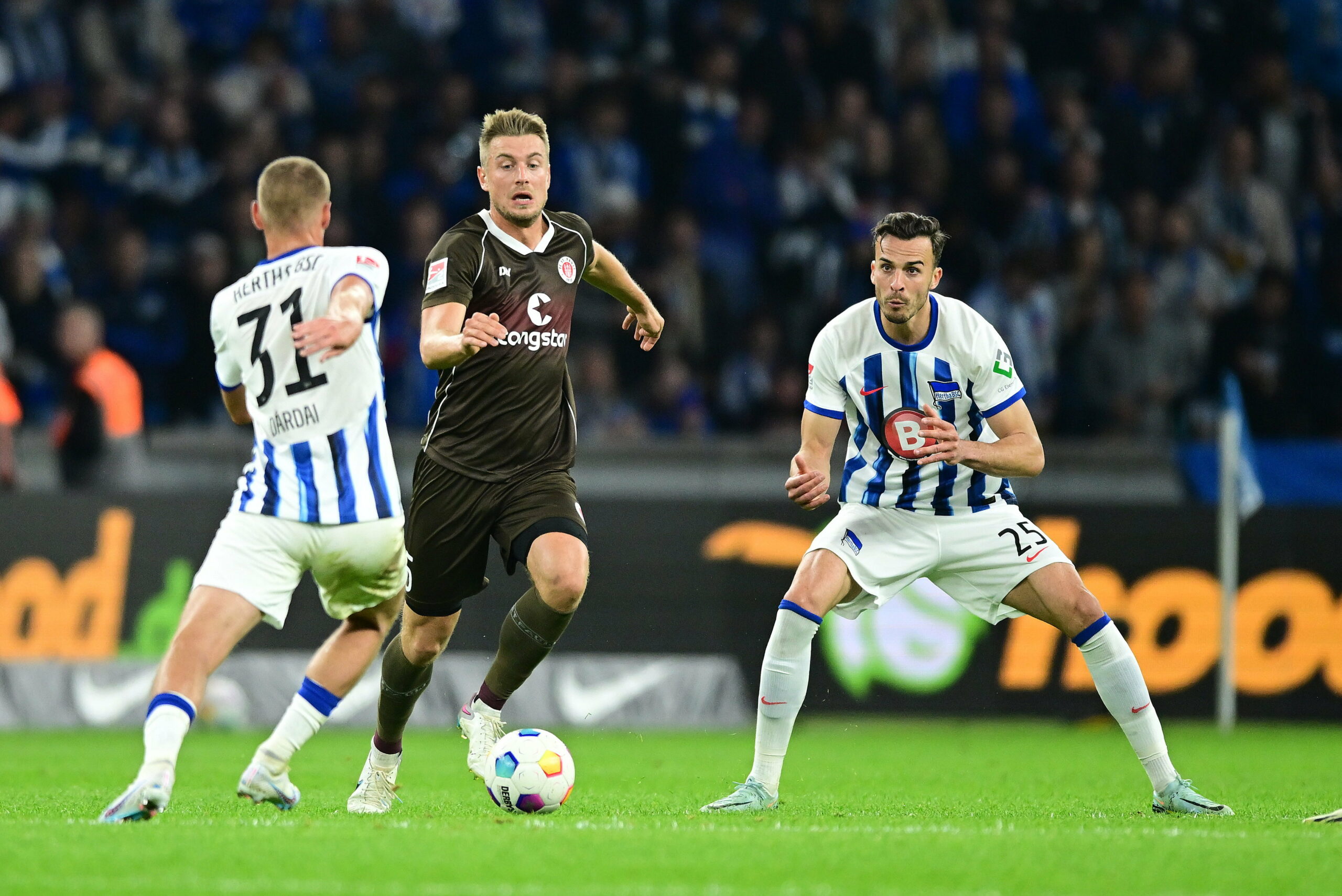 Hauke Wahl im Duell mit zwei Spielern von Hertha BSC