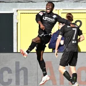 Sirlord Conteh springt beim Jubel in die Luft.