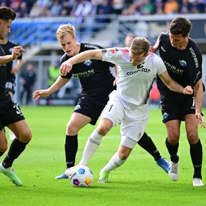 Johannes Eggestein versucht den Ball gegen gleich drei Paderborner zu behaupten.