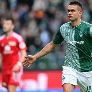 Rafael Borre jubelt über ein Tor.