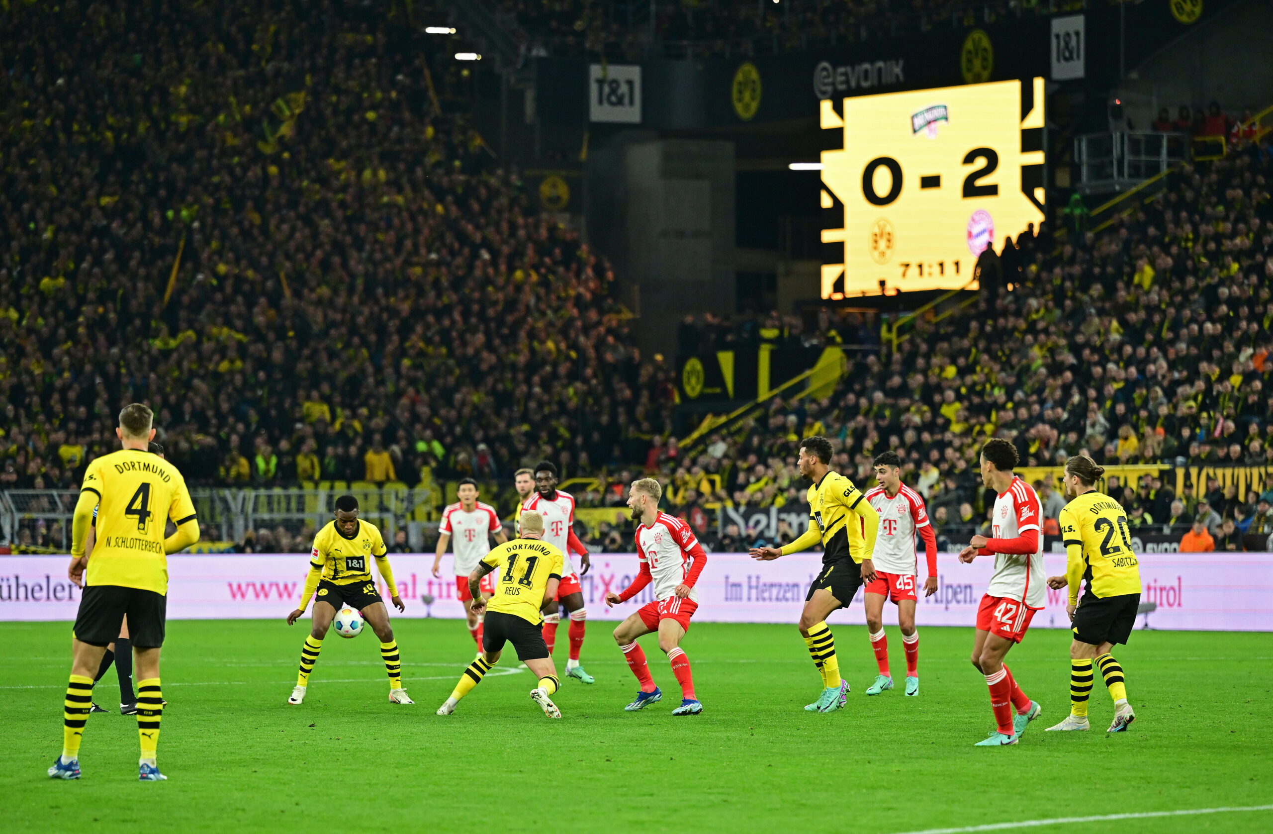 Spieler von Dortmund und Bayern stehen im Spiel vor dem Strafraum.