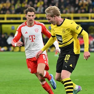 Leon Goretzka im Zweikampf mit Julian Brandt