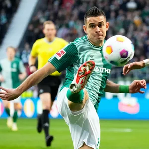 Rafael Borré schießt den Ball in der Luft.