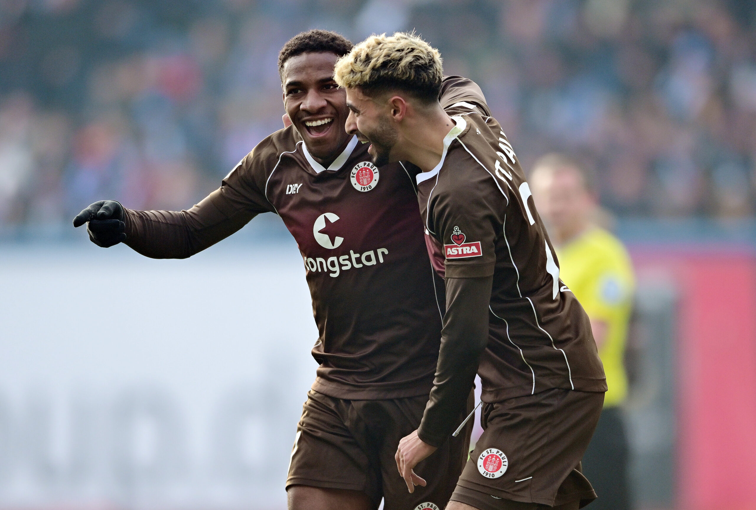 Oladapo Afolayan und Elias Saad bejubeln einen St. Pauli-Treffer.