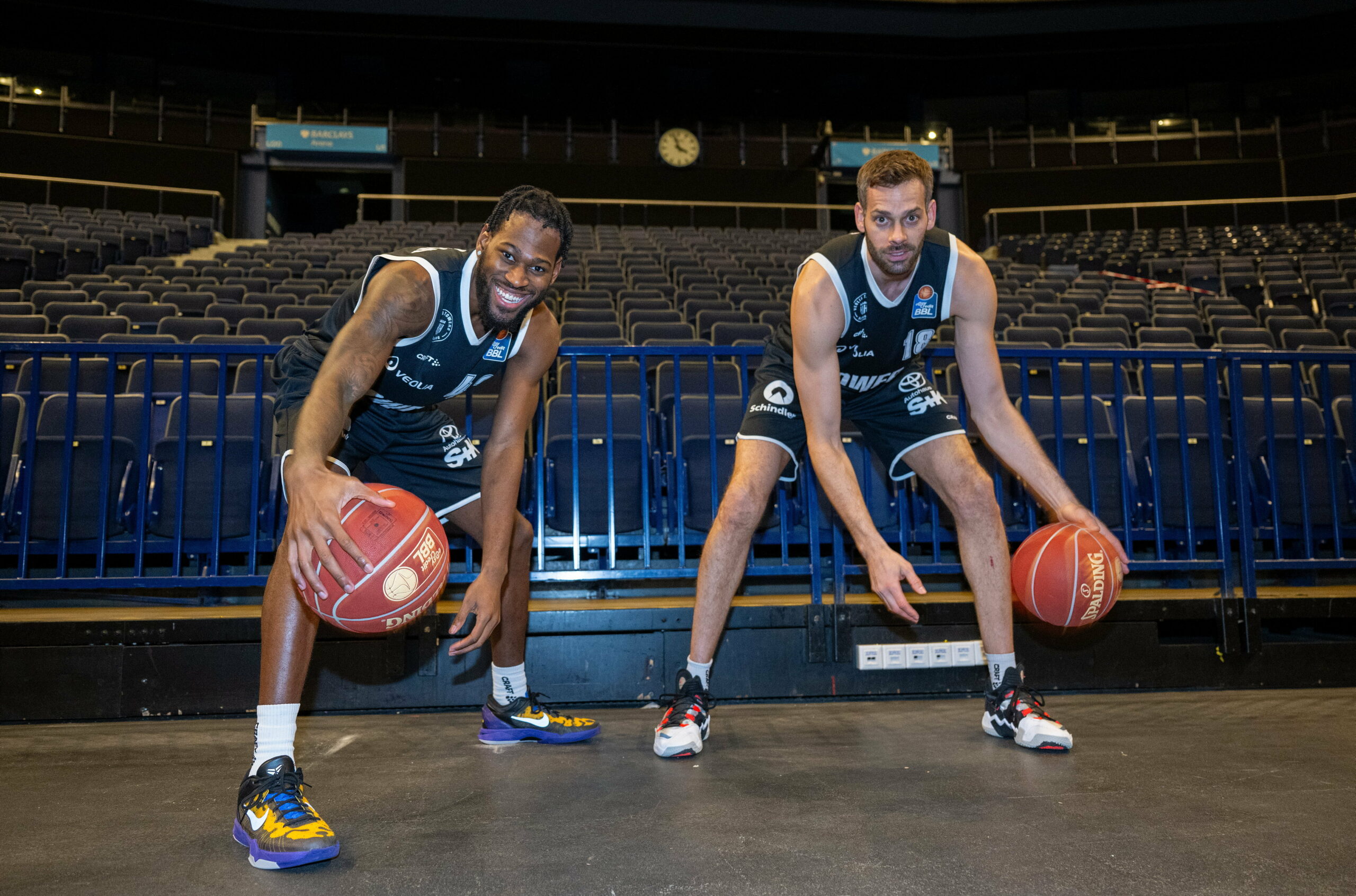 Aljami Durham und Jonas Wohlfarth-Bottermann dribbeln mit dem Basketball in der Barclays Arena.