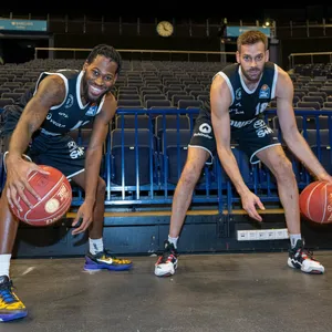 Aljami Durham und Jonas Wohlfarth-Bottermann dribbeln mit dem Basketball in der Barclays Arena.