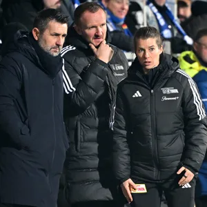 Marie-Louise Eta mit Cheftrainer Nenad Bjelica und Co-Trainer Danijel Jumic.