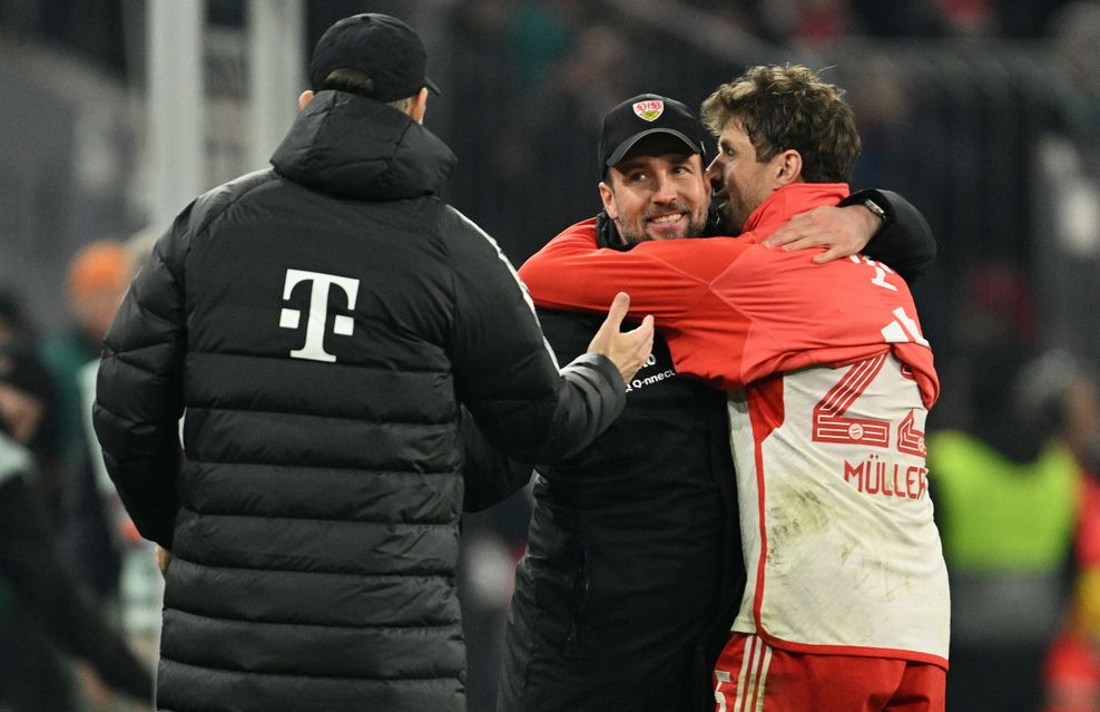 Thomas Müller umarmt Sebastian Hoeneß freundschaftlich.