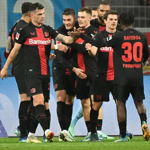 Die Profis von Bayer Leverkusen bejubeln ein Tor.