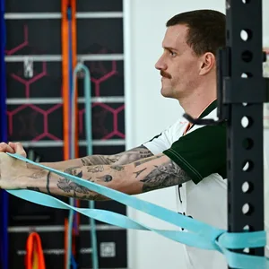 Simon Zoller beim Krafttraining
