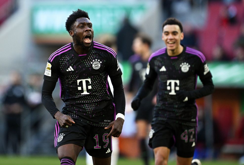 Alphonso Davies (l.) könnte. nun doch noch länger beim FC Bayern München bleiben.