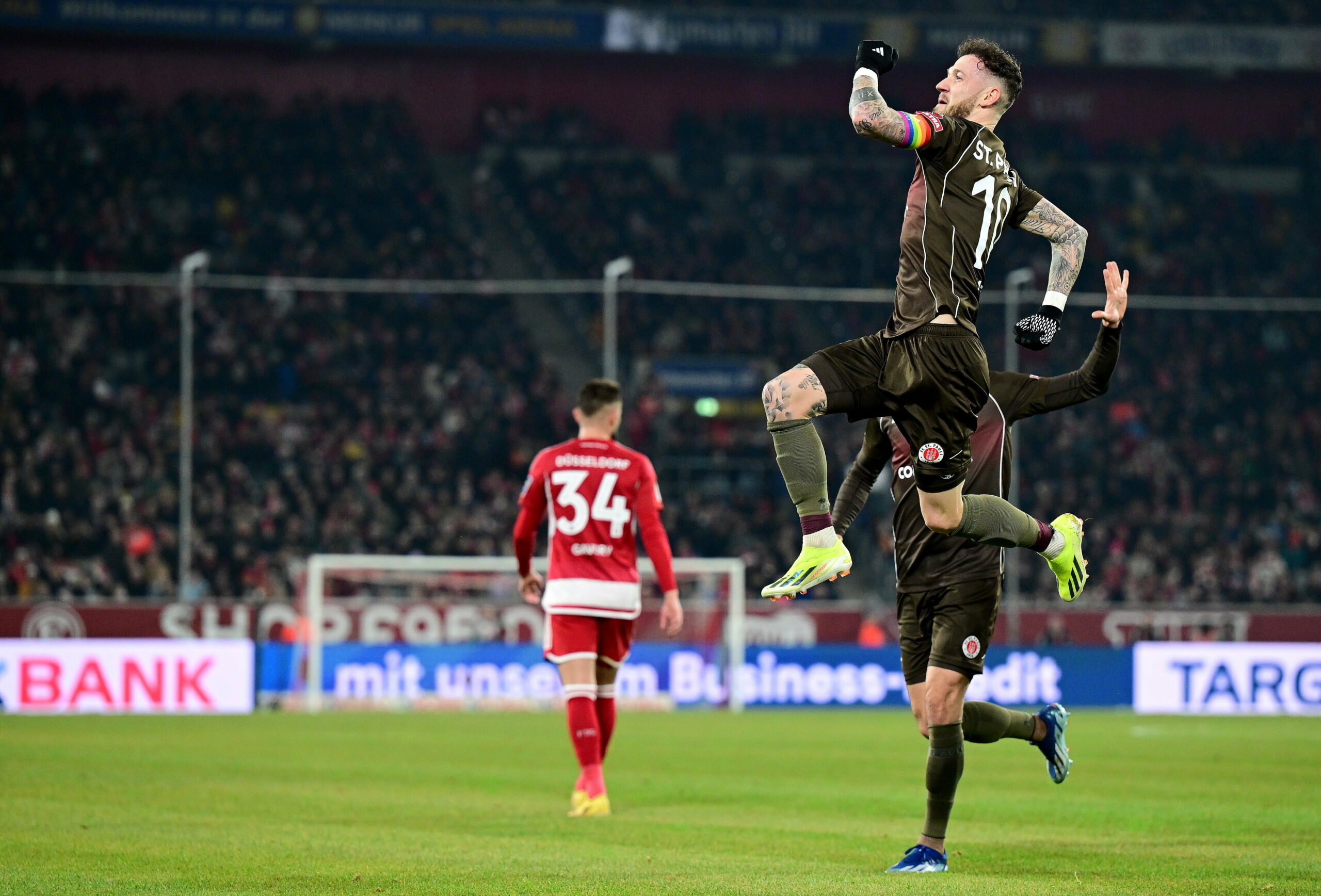 Marcel Hartel jubelt über ein Tor für St. Pauli