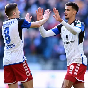 László Bénes (l.) und Robert Glatzel klatschen sich im Spiel ab.