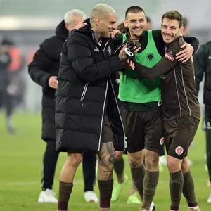 Maurides, Adam Dzwigala und Lars Ritzka nach dem Sieg in Düsseldorf