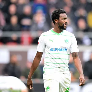 Gideon Jung im Trikot von Greuther Fürth.