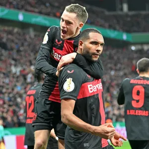 Florian Wirtz und Jonathan Tah bejubeln ein Leverkusener Tor
