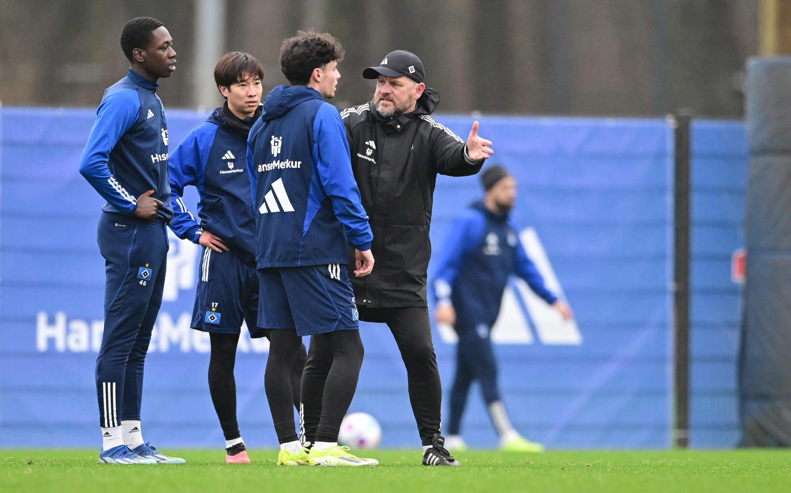 Steffen Baumgart gibt Nicolas Oliveira, Masaya Okugawa und Elijah Krahn im HSV-Training Anweisungen