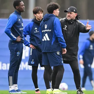 Steffen Baumgart gibt Nicolas Oliveira, Masaya Okugawa und Elijah Krahn im HSV-Training Anweisungen